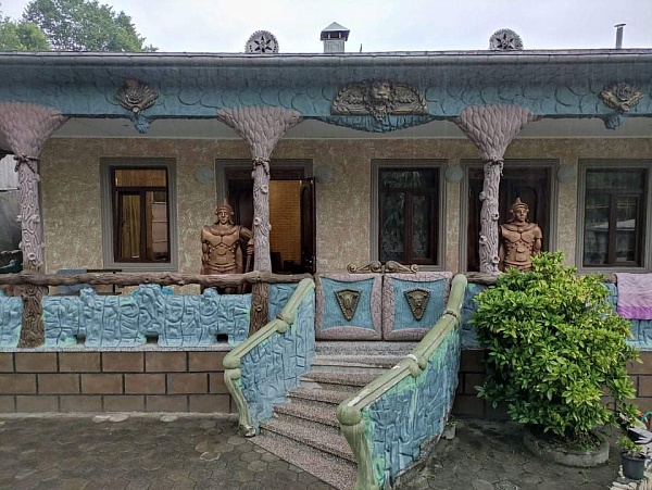 Декоративный дом недалеко от Батуми